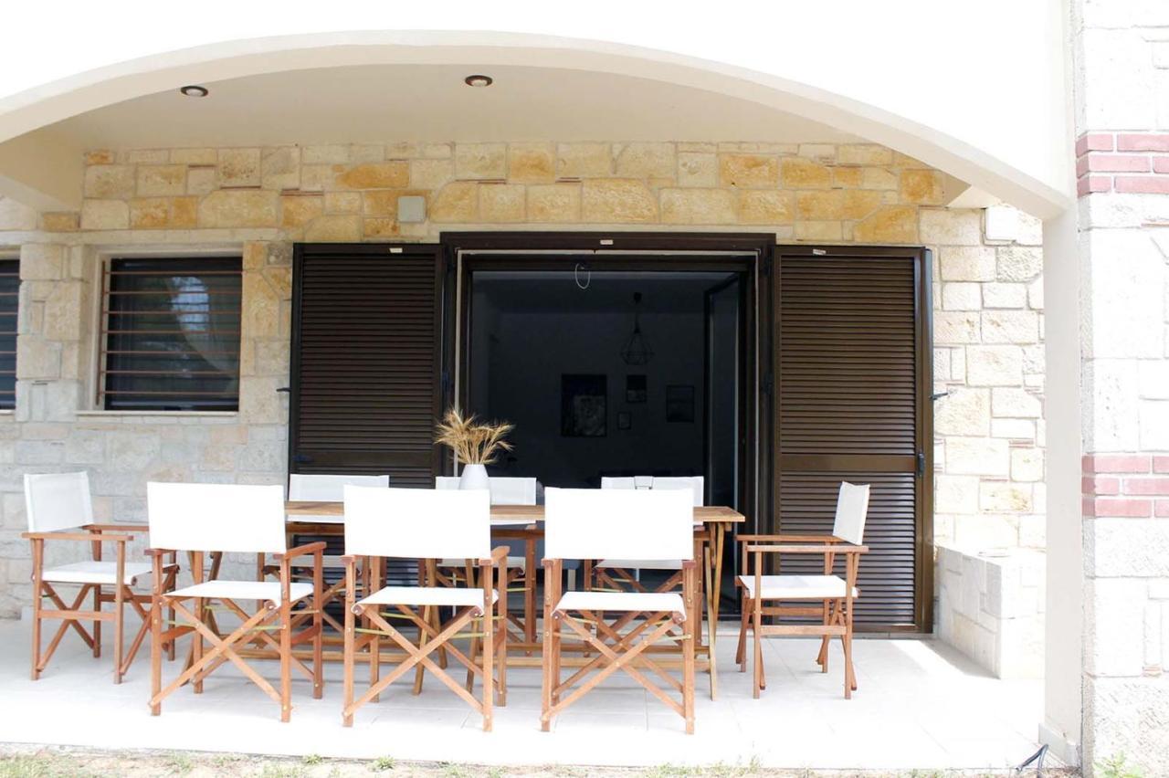 4 Bedroom Villa With Pool And Garden เนอาโฟเกีย ภายนอก รูปภาพ