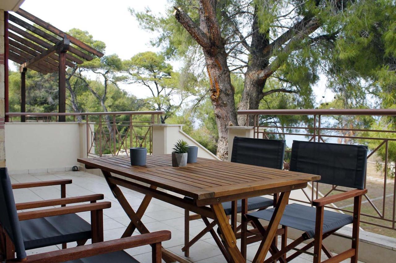 4 Bedroom Villa With Pool And Garden เนอาโฟเกีย ภายนอก รูปภาพ
